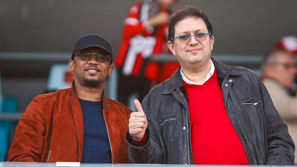 صامويل إيتو ورئيس الوداد هشام أيت منا