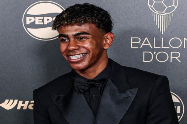 لامين يامال: شرف كبير اختياري ضمن تشكيلة العام وأنا في عمر 17 عامًا