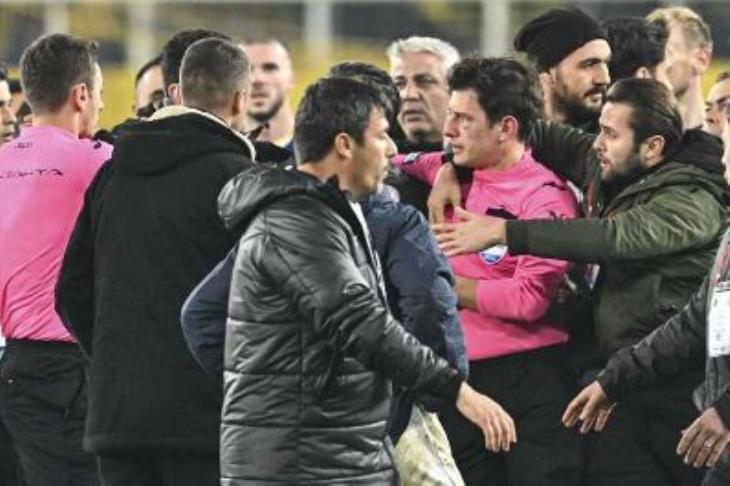 تقارير: سجن رئيس نادي تركي 3 سنوات بعد الاعتداء على الحكم