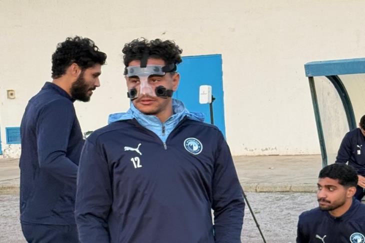 يرتدي قناعًا طبيًا.. أحمد توفيق يتعرض لكسر في الأنف