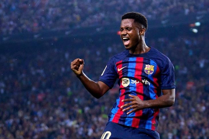 رحيله وارد.. تراجع أسهم أنسو فاتي مع برشلونة