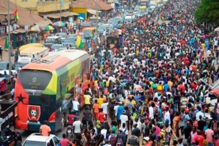 "100 قتيل تقريبًا".. كارثة إنسانية في مباراة بغينيا