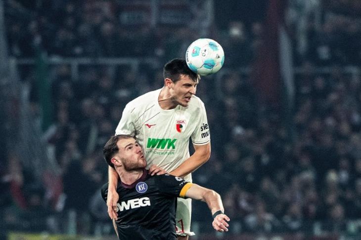 آخر المتأهلين.. أوجسبورج يتخطى كارلشروهر في كأس ألمانيا