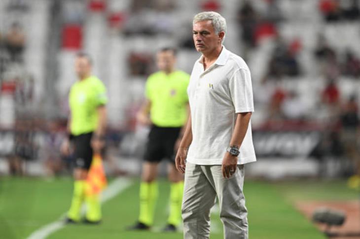 مورينيو يغادر إسطنبول بسبب مشكلة صحية