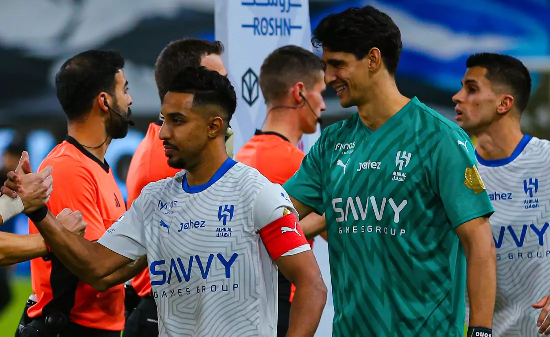 ياسين بونو يُنافس الدوسري ونجم الاتحاد على جائزة مميزة