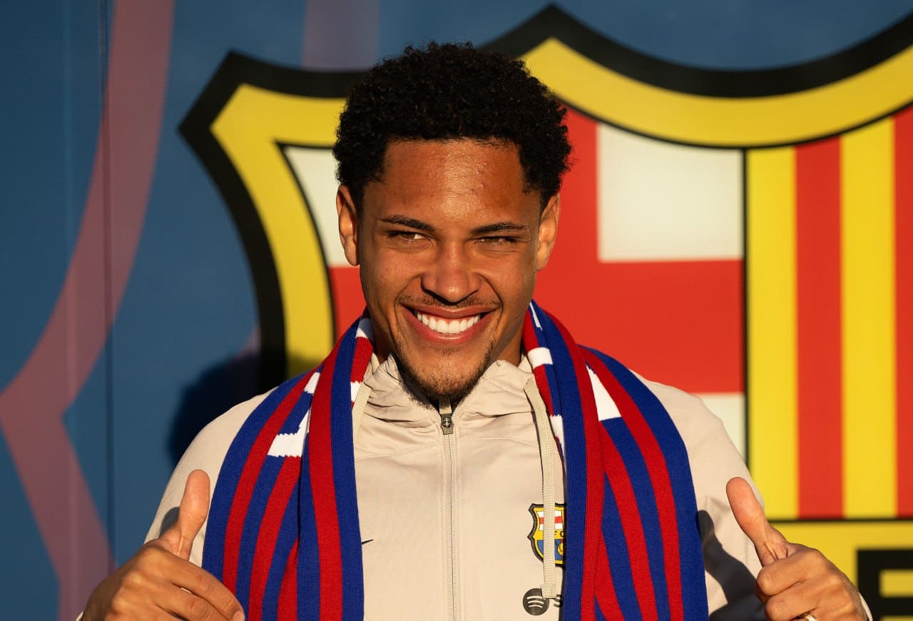 فيتور روكي يواجه تحديًا صعبًا للعودة إلى برشلونة