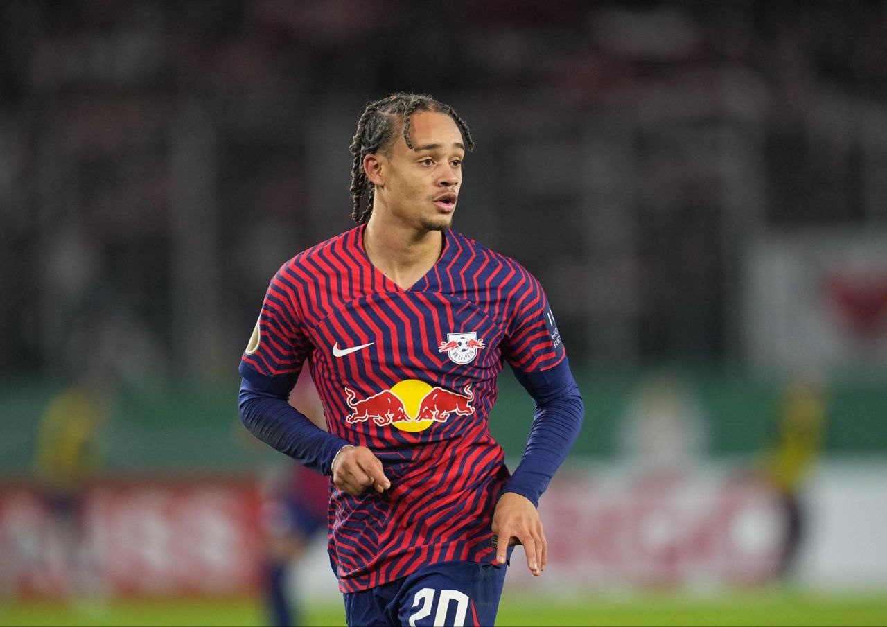 قد يؤدي لعودته – من هو صديق تشافي سيمونز في برشلونة؟