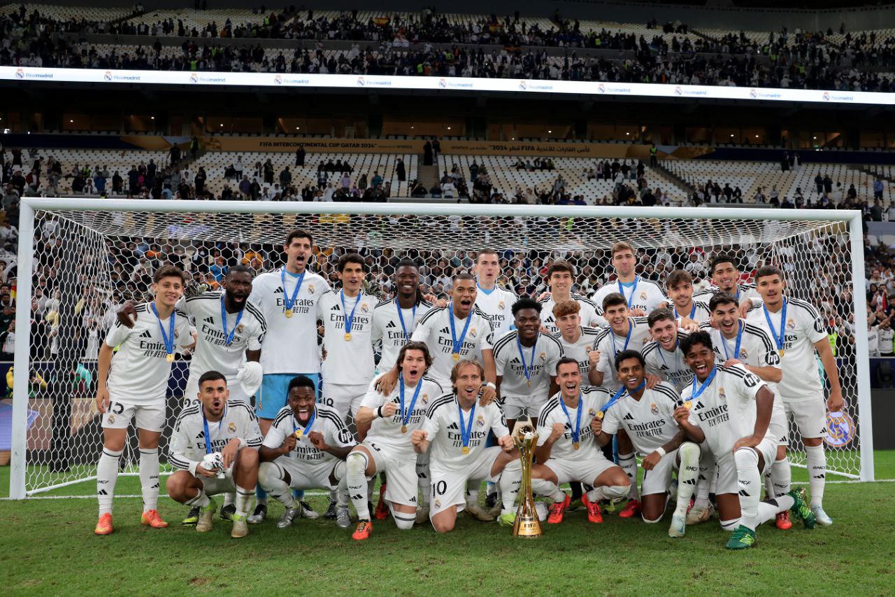 مقلب مبابي وروديجر مع أنشيلوتي أثناء التتويج بكأس إنتركونتيننتال