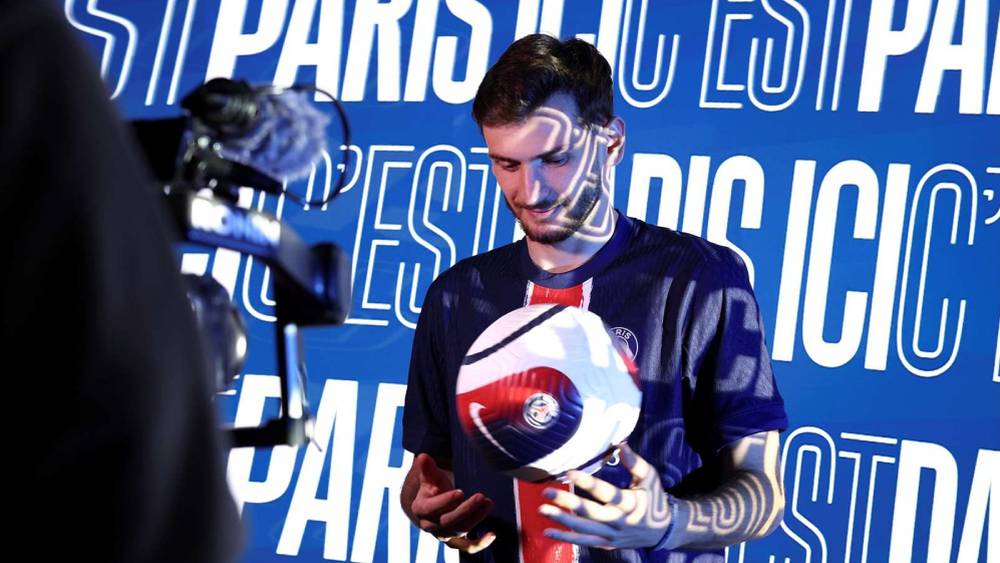 كفاراتسخيليا بقميص باريس سان جيرمان