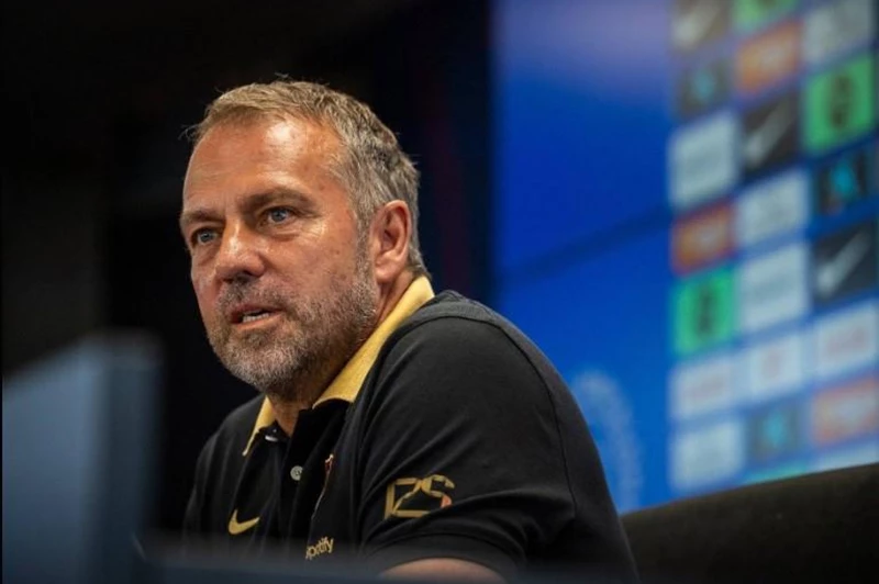 هانز فليك يحسم الجدل.. هل يرحل مدافع برشلونة إلى جيرونا؟