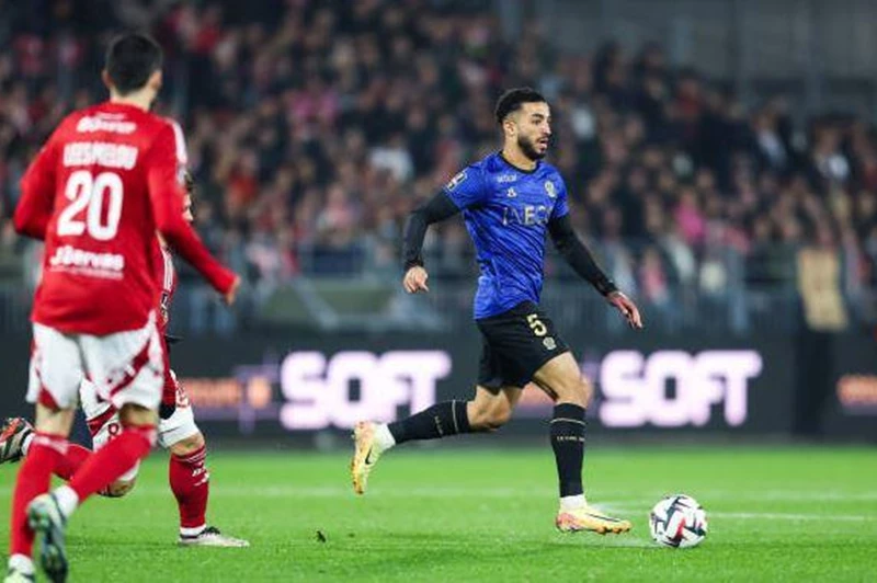 "كان بين الأساسيين ثم ظهر بديلًا".. محمد عبدالمنعم احتياطيًا في تشكيل نيس أمام ريمس