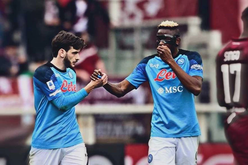 "فشلت في إقناعه".. كونتي: كفاراتسخيليا طلب الرحيل عن نابولي خلال يناير الجاري