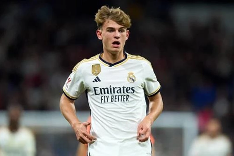 الأولوية للتطور مع كومو.. تقارير: ريال مدريد يتأنى في قرار إعادة نيكو باز