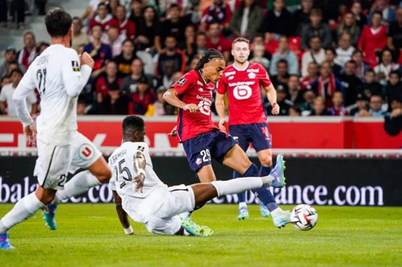 مونبيلييه بتسعة لاعبين يسقط أمام آنجيه في الدوري الفرنسي