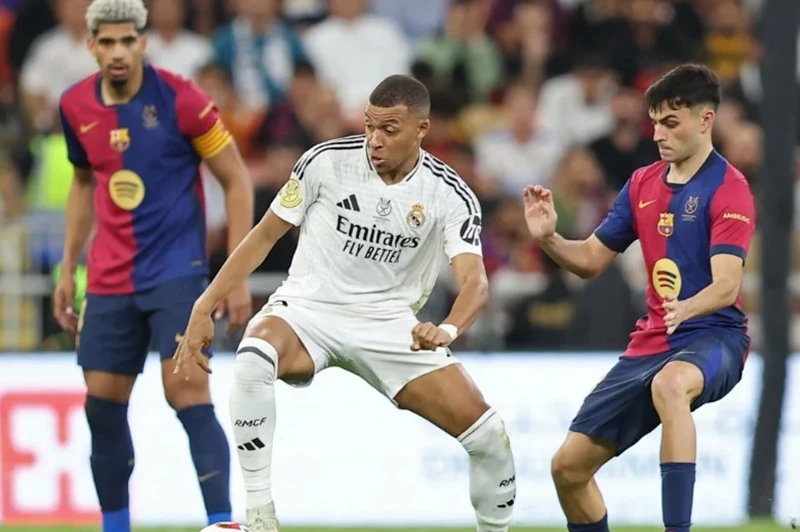 توهج رافينيا وبصمة بيدري أبرز ملامح فوز برشلونة.. ومبابي الناجي الوحيد في ريال مدريد (أرقام)