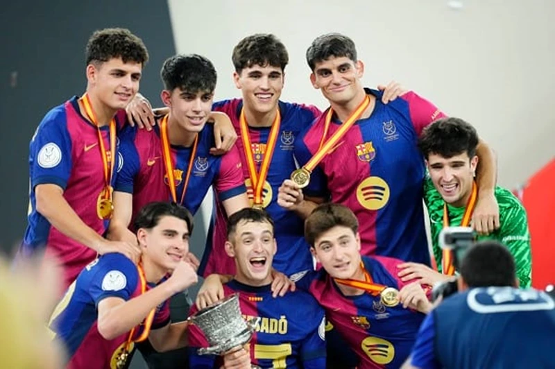 11 من الأكاديمية.. كلاسيكو السوبر يمنح 13 لاعبا أول لقب مع برشلونة