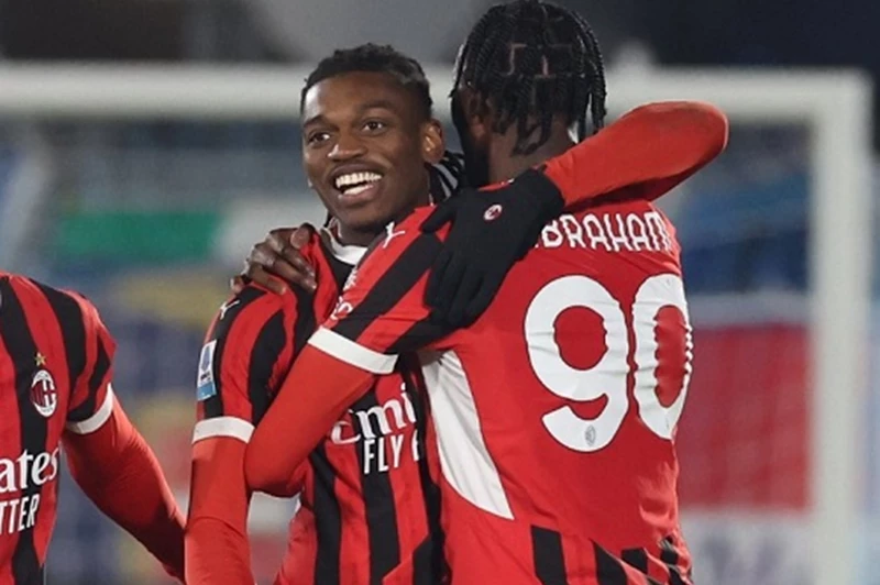 ميلان يستعيد الانتصارات في الدوري الإيطالي بعد تعادلين متتاليين ويرتقي للمركز السابع