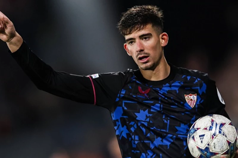 بعد اتهامه بالتورط في المراهنات.. القبض على لاعب إشبيلية