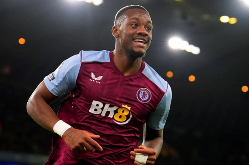 النصر يقتحم السباق.. هل يخطف موهبة أستون فيلا من باريس سان جيرمان؟