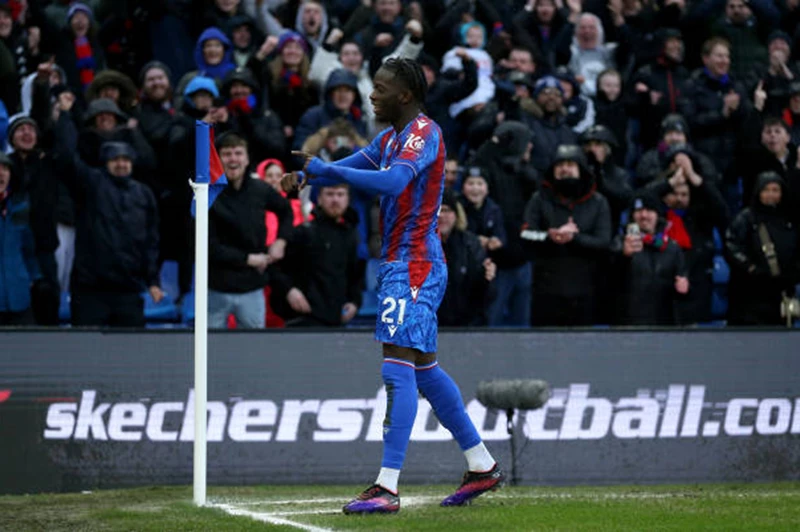 من أول لمسة.. إيسي يفتتح أهدافه في الدوري الإنجليزي مع كريستال بالاس