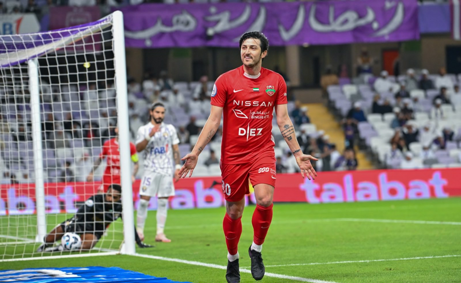 سردار أزمون يغادر مباراة شباب الأهلي ضد الجزيرة مصابًا