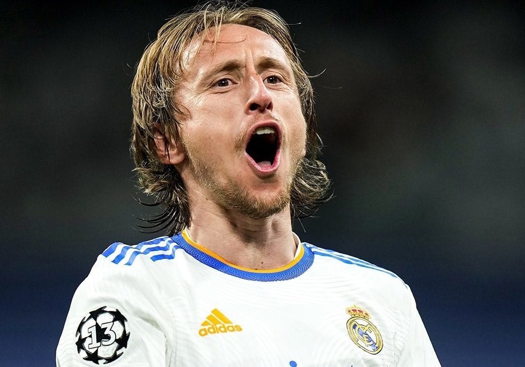 لوكا مودريتش يتحدى نمر في لعبة شد الحبل!