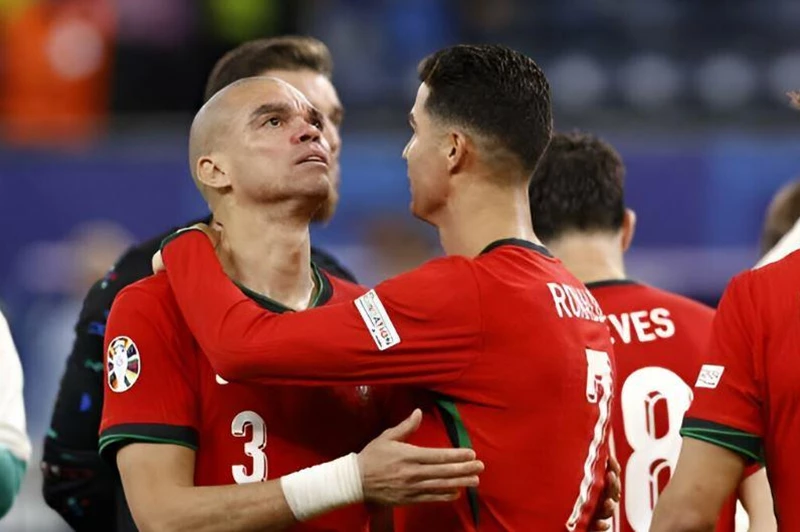 "كان مستعدًا للتنازل عن أمواله".. بيبي يكشف موقفان لا ينساهما لكريستيانو رونالدو