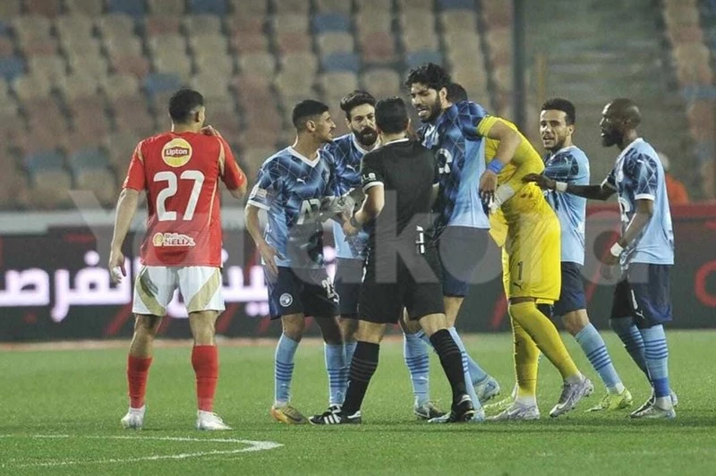 "اصطحب نجله لغرفة الفيديو".. بيراميدز يعلن إحالة شكواه ضد محمود عاشور للجنة الحكام