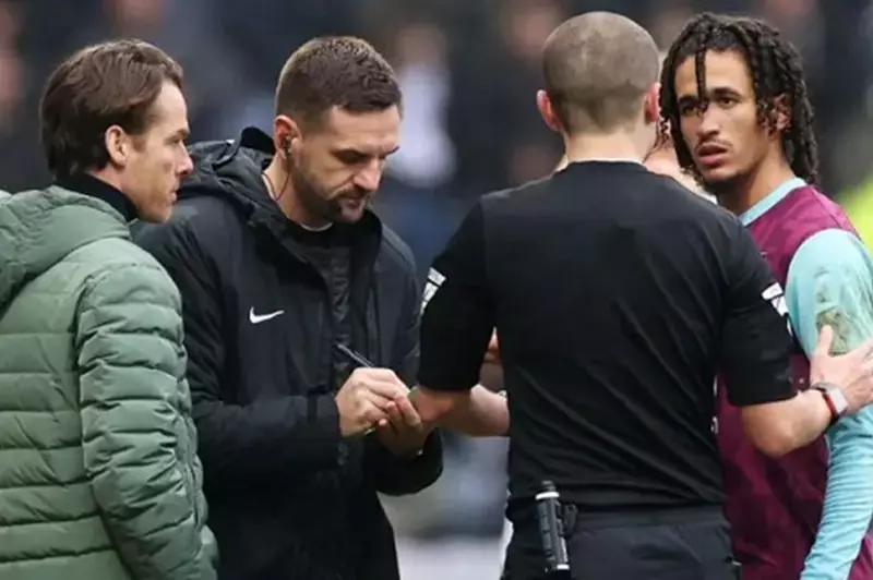 التحقيق في اتهام لاعب بريستون بتوجيه إهانات عنصرية إلى حنبعل المجبري