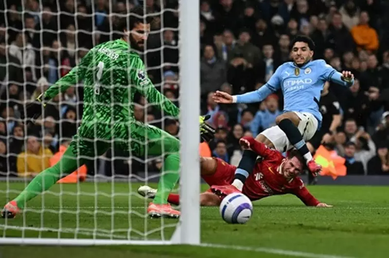 بعدما تقدم صلاح لليفربول.. "التسلل" يحرم مرموش من هدف التعادل لمانشستر سيتي