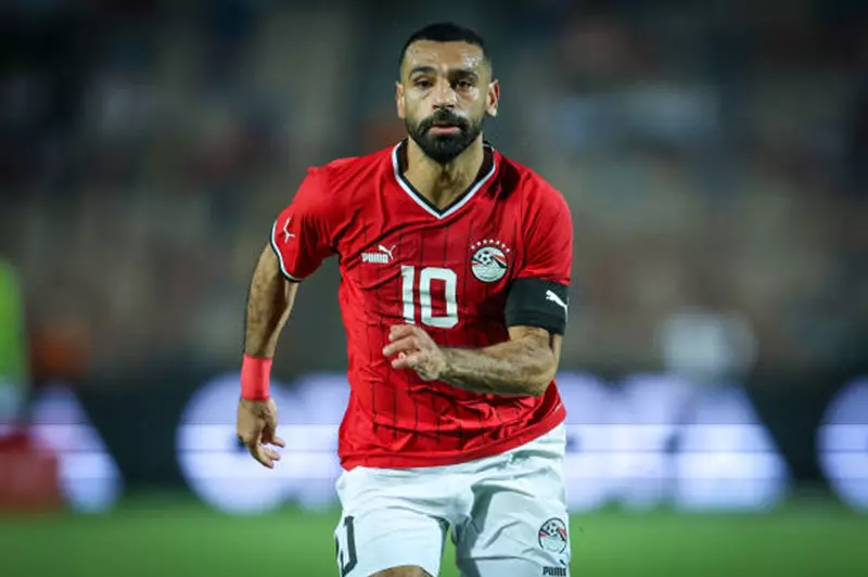 رد تاريخي من 3 أساطير.. هل يتسبب منتخب مصر في حرمان صلاح من الكرة الذهبية؟