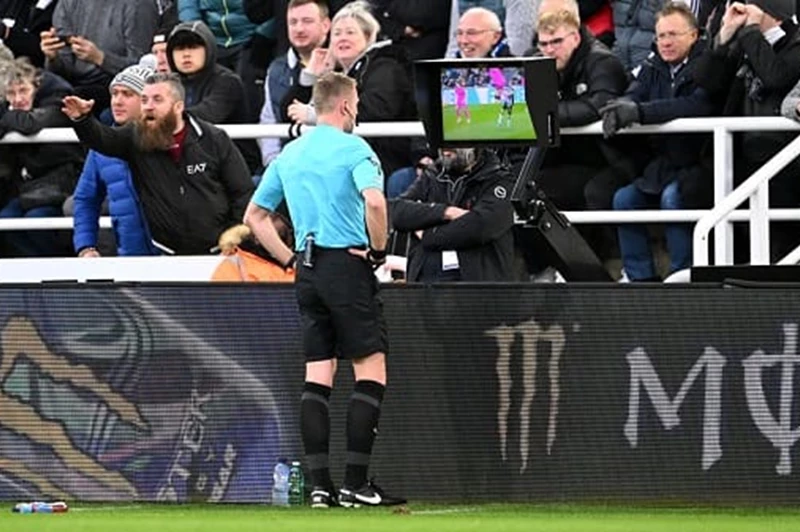 الدوري الإنجليزي يقترب من استخدام تقنية التسلل شبه الآلي