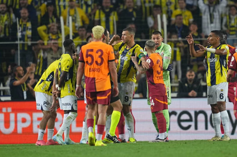 بسبب ركلة جزاء.. فنربخشة يوجه 6 اتهامات إلى جالاتا سراي في بيان رسمي