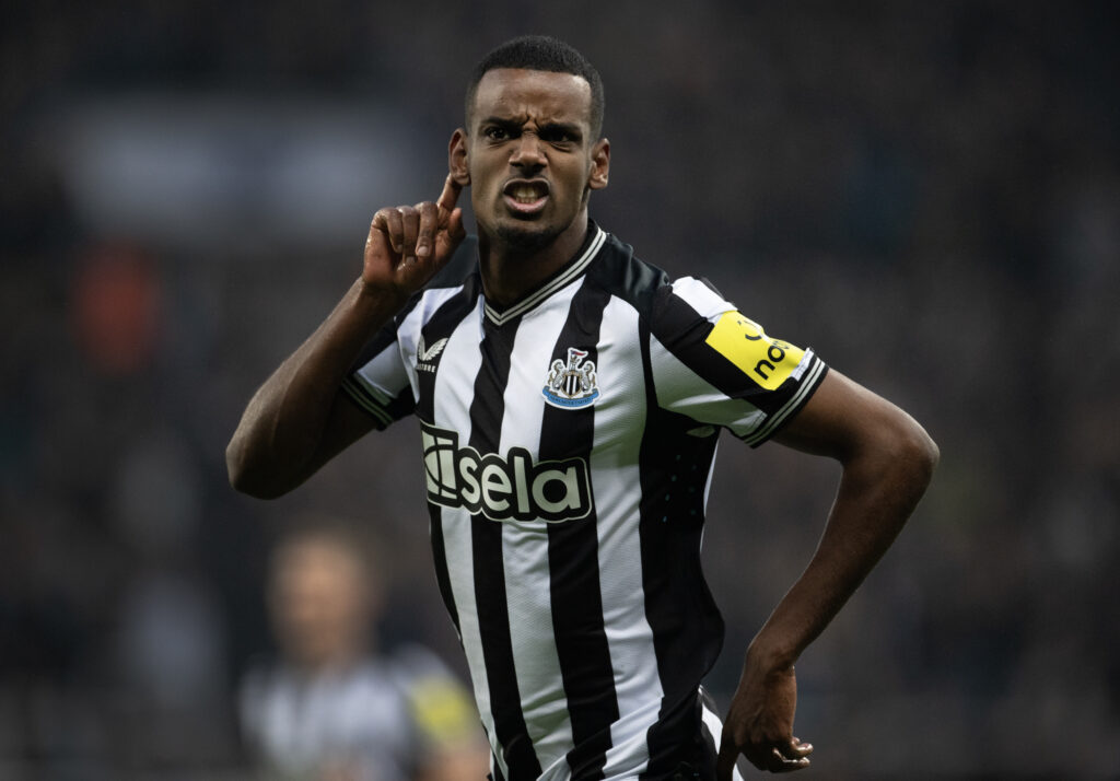 نيوكاسل يحسم موقفه من بيع إيزاك إلى برشلونة في 2025