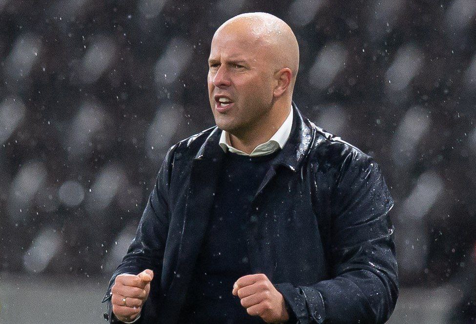 الإعلان عن عقوبة آرني سلوت بعد طرده ضد إيفرتون