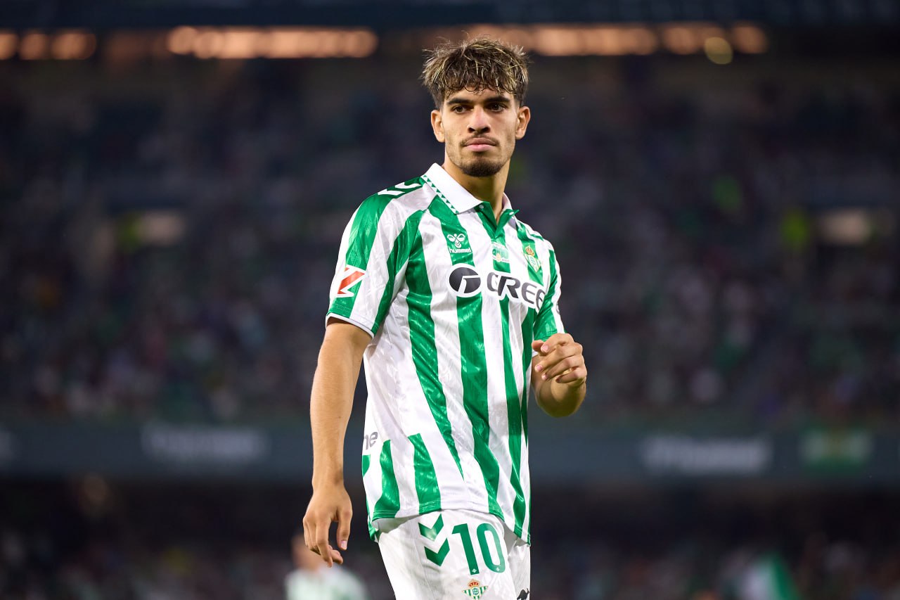 نجم برازيلي يهدد مستقبل الزلزولي مع ريال بيتيس