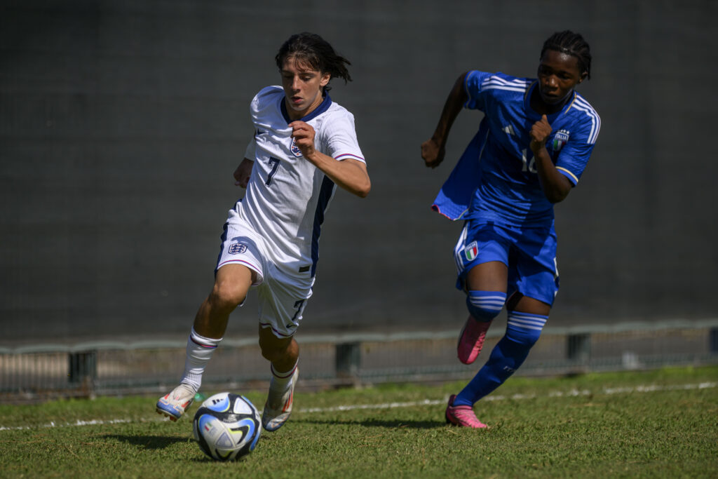 ميسي تشيلسي يُشعل صراعًا محتدمًا بين المغرب وإنجلترا