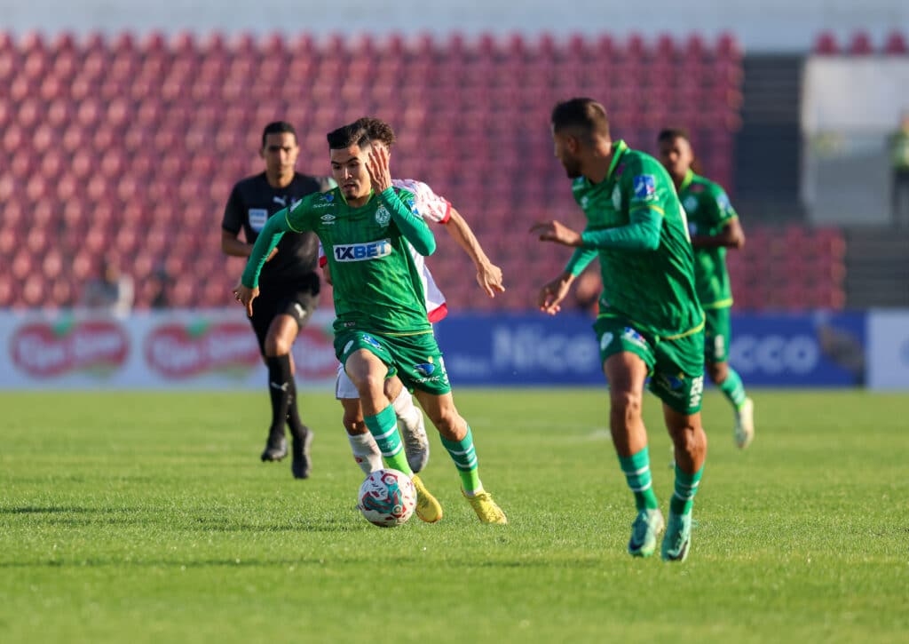 على خطى الزنيتي.. نجم الرجاء يقرر الرحيل عن الفريق
