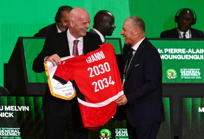 هاني أبوريدة مع إنفانتينو