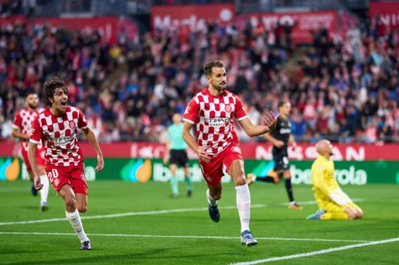 إسبانيول ضيع الانتصار.. جيرونا يعود بتعادل ثمين من كتالونيا في الليجا