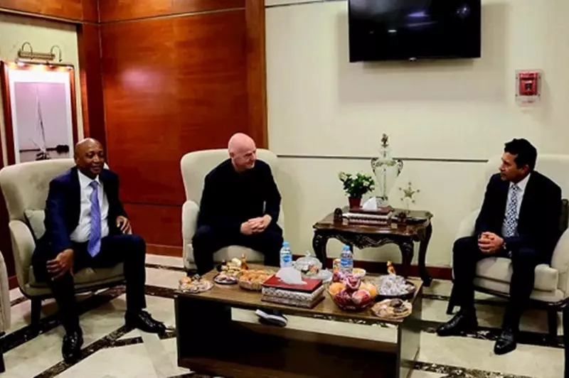 استقبل إنفانتينو وتابع إفطار المطرية.. ماذا فعل وزير الرياضة بالتزامن مع أزمة القمة؟