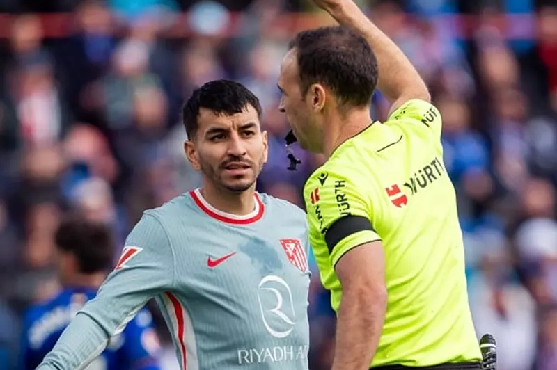 يغيب عن مباراتي برشلونة.. عقوبة قاسية على أنخيل كوريا بعد إهانة حكم