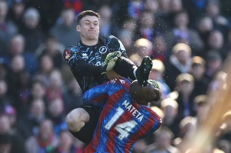 بعد إصابته المروعة.. مهاجم كريستال بالاس يخرج عن صمته ويكشف حالته الصحية