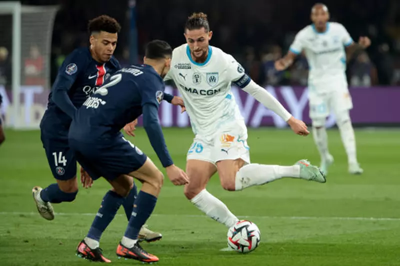 "الرقي لا يُشترى".. أدريان رابيو يعلق على هجوم جماهير باريس سان جيرمان