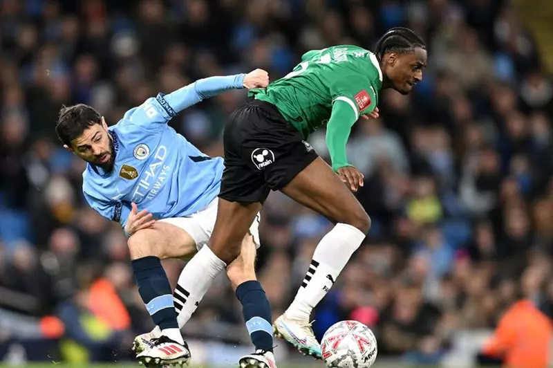 مانشستر يونايتد والسيتي يواجهان اتهامات بتغيير أعمار لاعبين في فرق الشباب