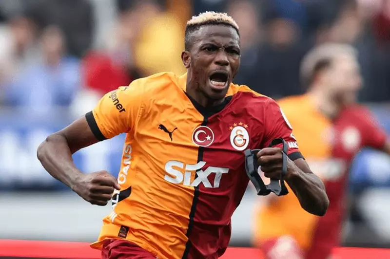 لا جازيتا: يوفنتوس يتمسك بضم أوسيمين.. وبند نابولي يعرقل الصفقة