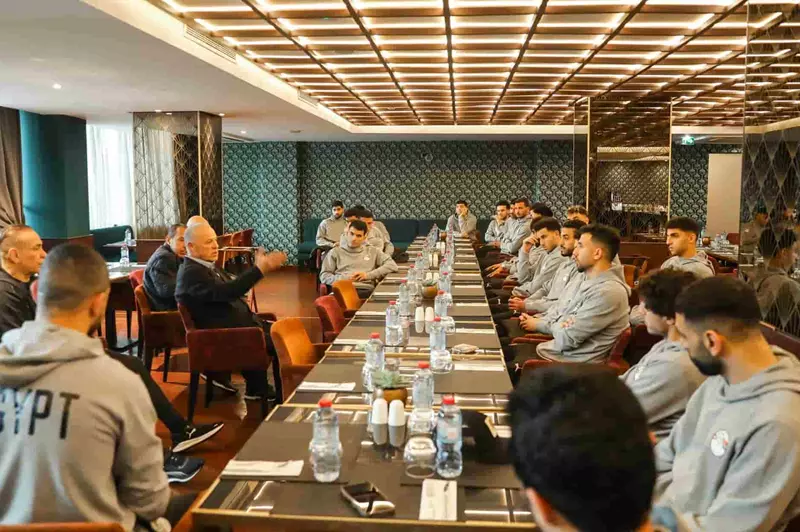 "لدينا أفضل لاعب بالعالم".. أبو ريدة يجتمع مع منتخب مصر قبل مواجهة إثيوبيا