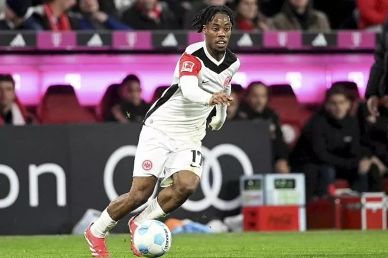 إصابة وتأخر البداية.. هل ينجح واهي في تعويض مرموش بفرانكفورت؟