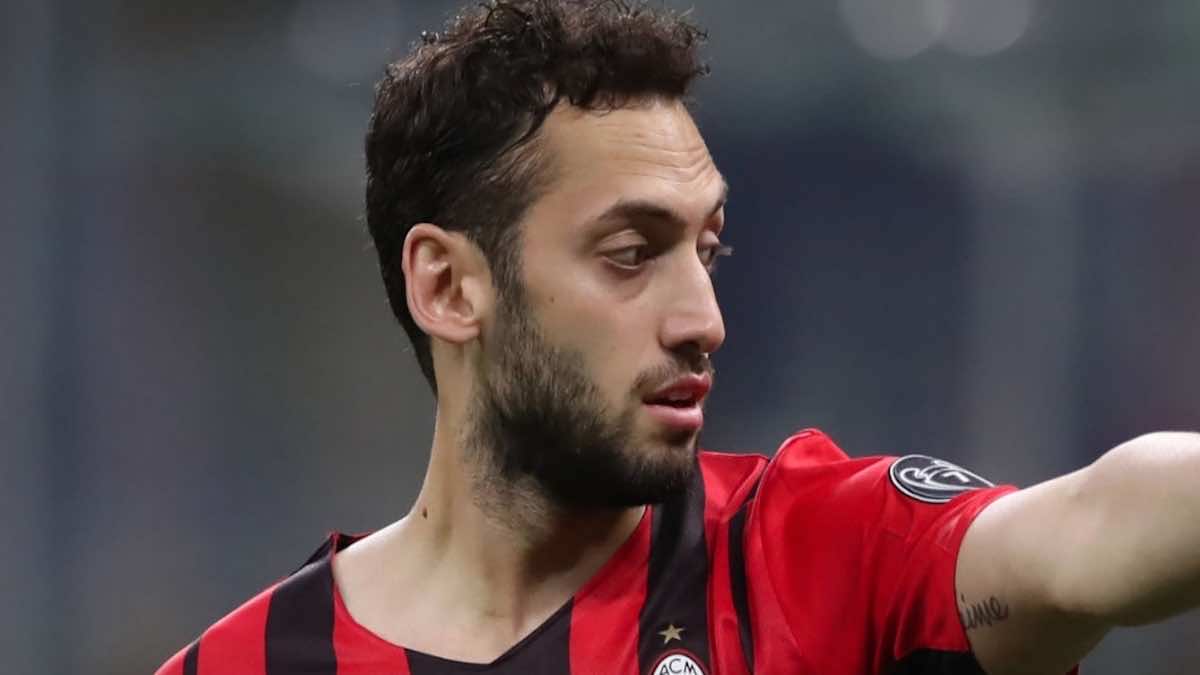 أرسنال يضع عينه على نجم وسط ميلان هاكان تشالهان أوغلو