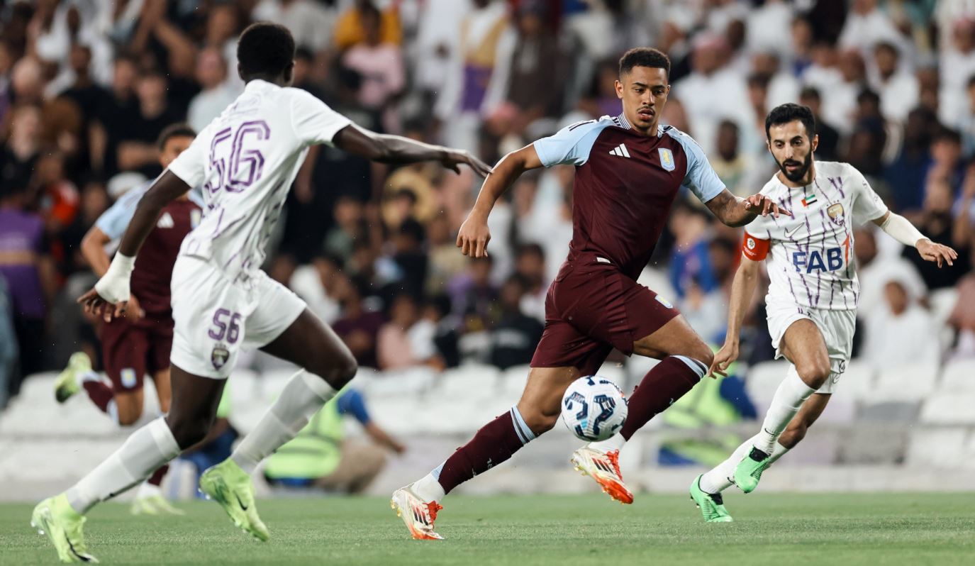 لاعب العين يخطف الأنظار بصورة مع نجم ريال مدريد السابق